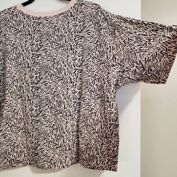 ✨️2/$20 Levi's Cropped Short Sleeve Sweater - Picture 6 of 7